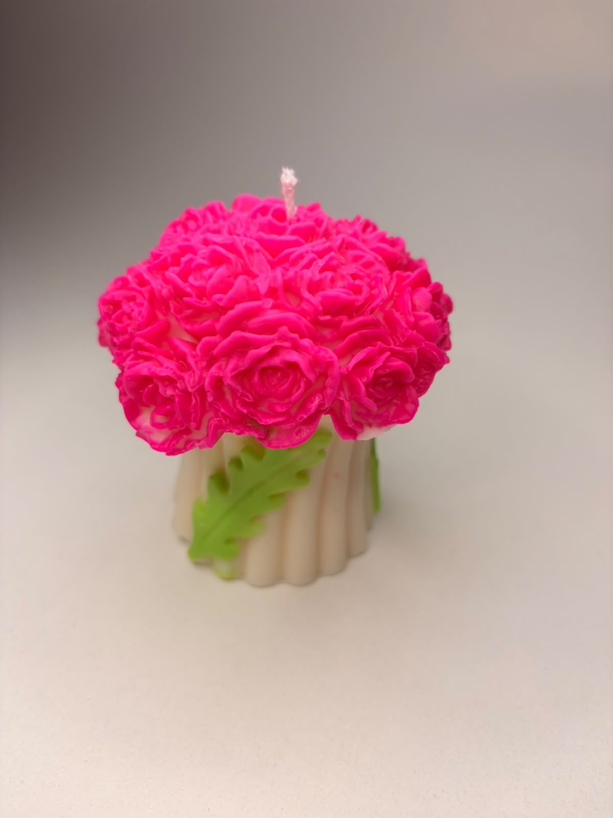 Lumânare Decorativă Buchet de Trandafiri Roz – Handmade