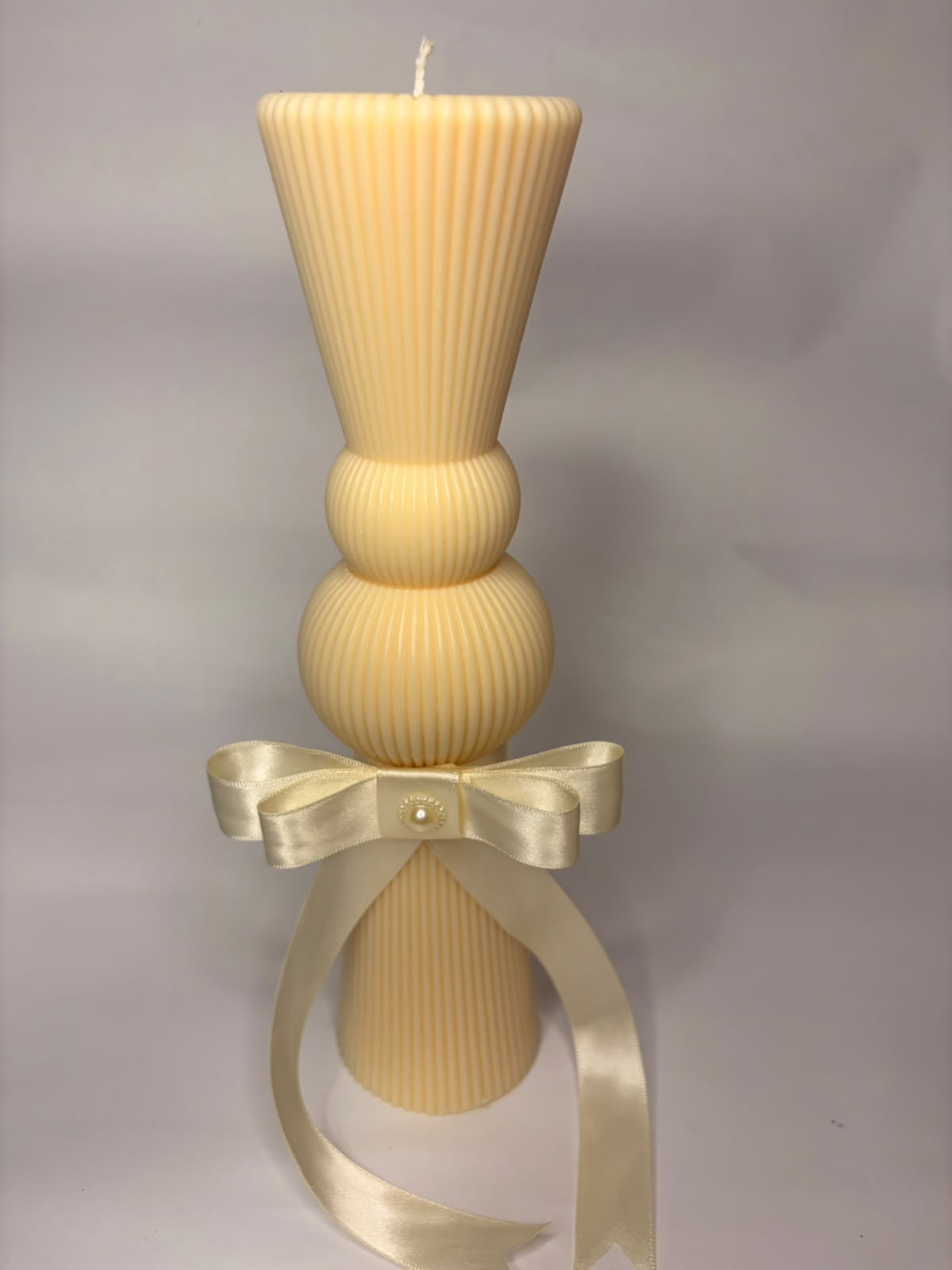Lumânare Decorativă Sculpturală „Elegance” – Crem, cu Fundă din Satin