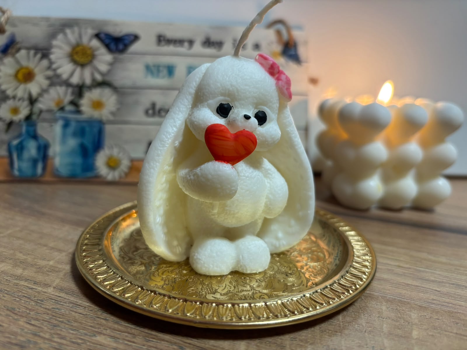 Lumânare Handmade Model Iepuraș Drăgălaș cu Inimioară – Kasem Studio