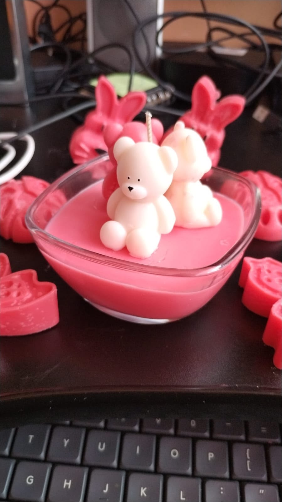 Lumânare Decorativă „Sweet Teddy” – Ursuleț în Bol de Sticlă