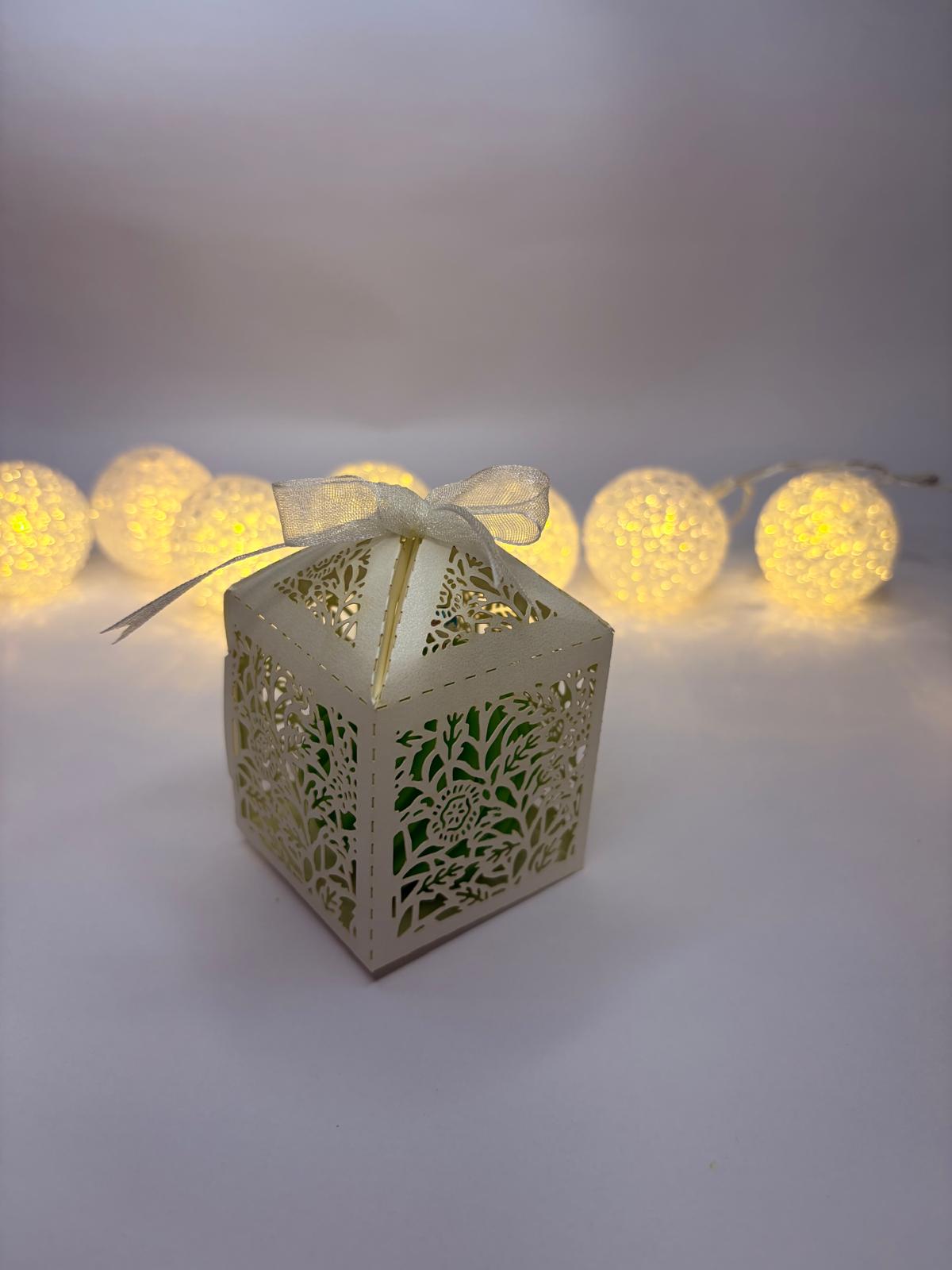 Cutiuță decorativă pentru mărturii – model floral traforat