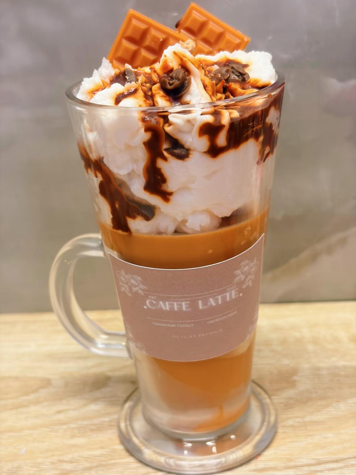 Lumânare Parfumată Artizanală în Pahar „Caffe Latte” cu Frișcă și Topping – Kasem Studio